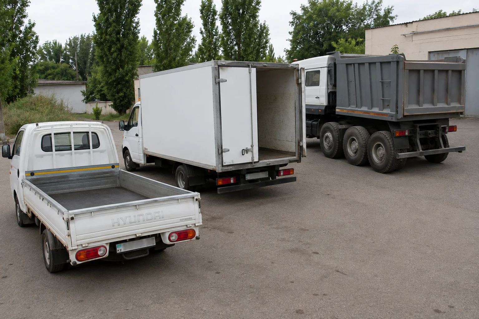Бортты жүк көлігі, жабық шанақты Газель және КамАЗ: қоқыс шығаруға арналған әртүрлі көлік